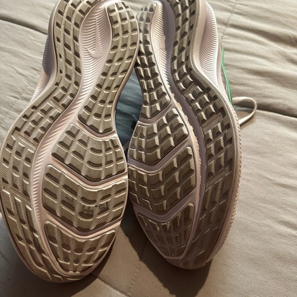 Nike Women's White and Mint Athletic Shoes